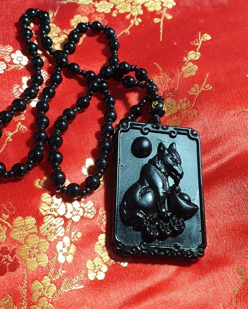 Mặt dây chuyền tuổi tuất đá mã não đen