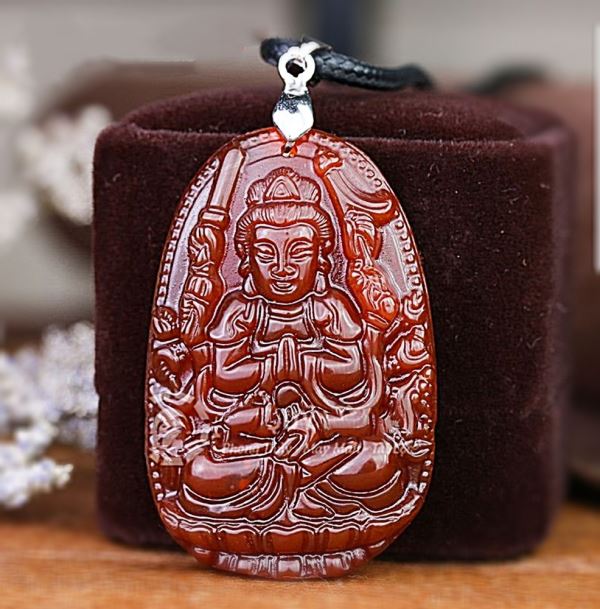 Mặt phật quan âm nghìn tay đá mã não đỏ độ tuổi tý M06