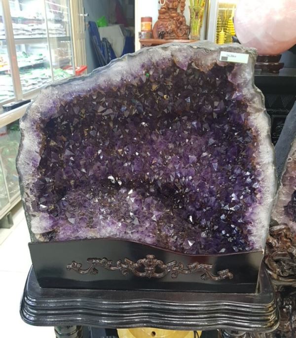 Động thạch anh tím lớn 81.6 kg