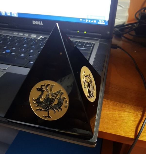 Kim tự tháp đá thạch anh đen tứ linh M668