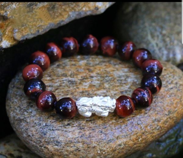 Vòng tay mắt hổ đỏ cánh sen M888-3 ( 12 ly)